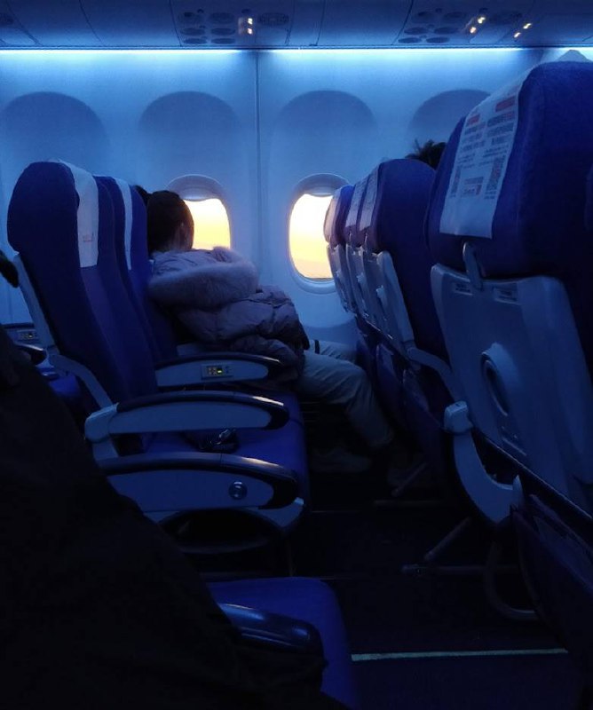 这张图的意义在于，当时日落进行时，我坐在飞机的右侧，我无比想做过去看日落，拍照