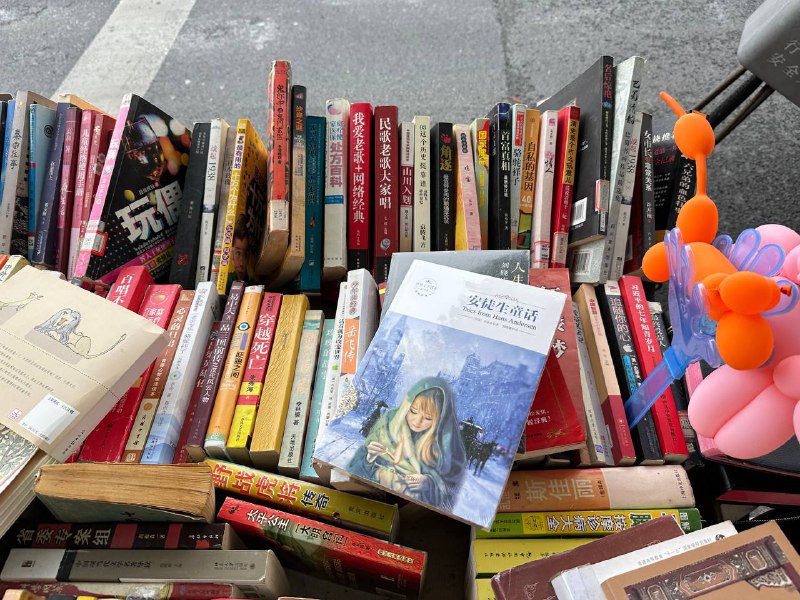 摆摊的大爷说：快买两本，还有 6 天，给自己挣点烟钱摆摊的大爷说：快买两本，还有 6 天，给自己挣点烟钱